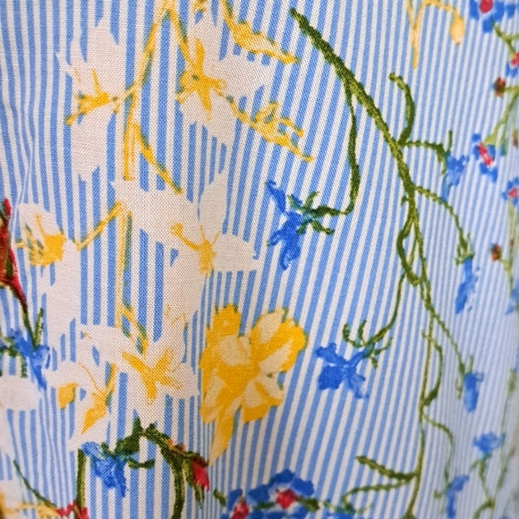 Cool, soft 100% Rayon, cute button-up floral blouse in size XL for comfort. - Picture 2 of 8